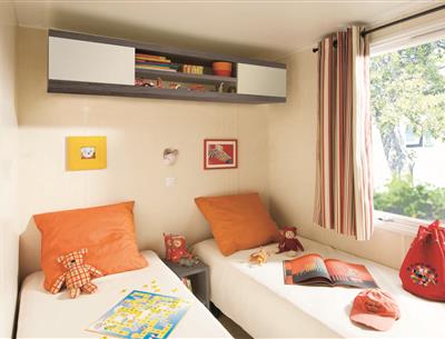 bedroom with 2 single beds - Camping Pornichet 44 - Mobil-home rental - Pacific Cottage - 4/5 people - camping les forges 3 * with heated pool
