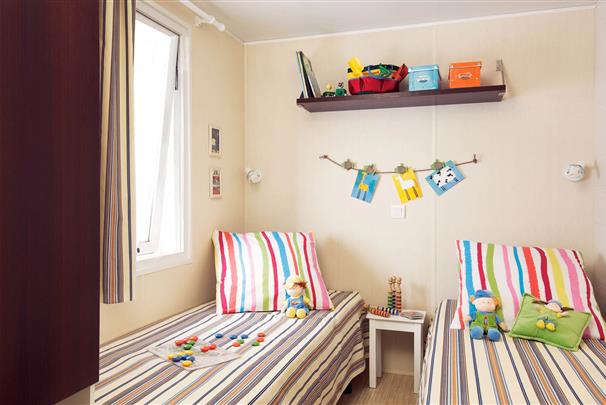 bedroom with 2 single beds - Mobile home rental in Pornichet - European Cottage - 4 / 6persons - Pornichet campsite 3 stars with indoor heated swimming pool - CAMPING LES FORGES ***