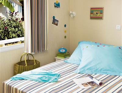 bedroom with double bed - Mobile home rental in Pornichet - European Cottage - 4/6 people - Pornichet campsite 3 stars with indoor heated pool