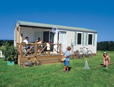 covered terrace - Camping Pornichet 44 - Mobile-home rental - Pacific Cottage - 4/5 people - 3-star Les Forges campsite with indoor heated pool